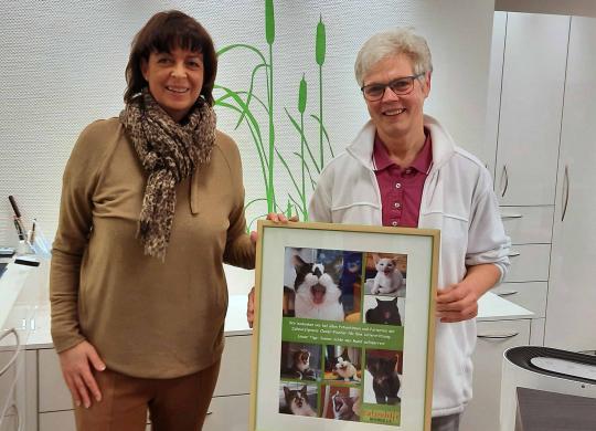 Sabine Stumm, Vorsitzende der Katzenhilfe Neuwied (links), übergab das Dankeschön-Poster a